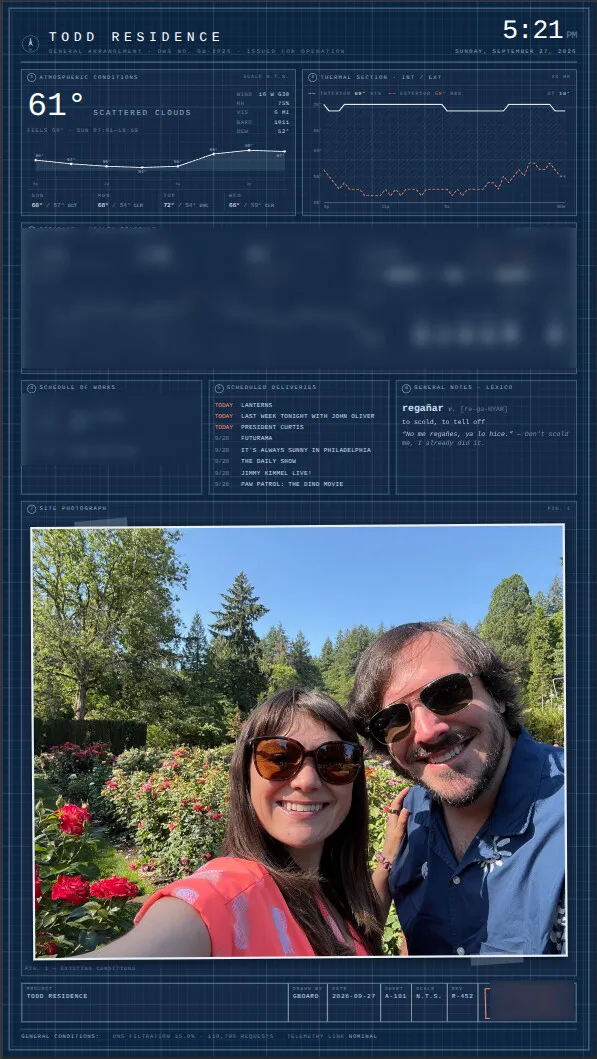 GBoard's Blueprint theme: the house drawn as an architect's sheet, with weather, indoor and outdoor temperature charts, upcoming TV, a Spanish word of the day and a family photo